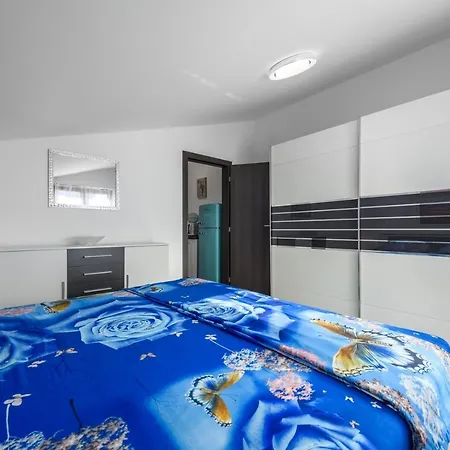 Pharos House With Umag