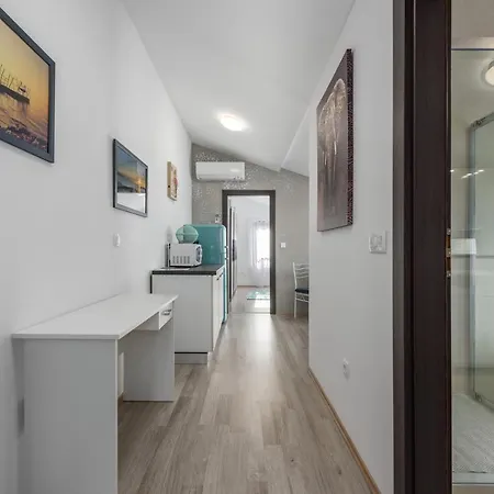 Pharos House With Hotell *