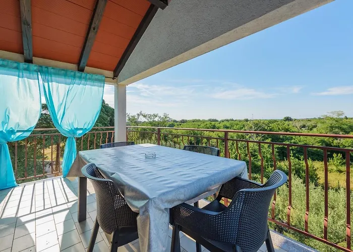 Hotel Pharos House With *