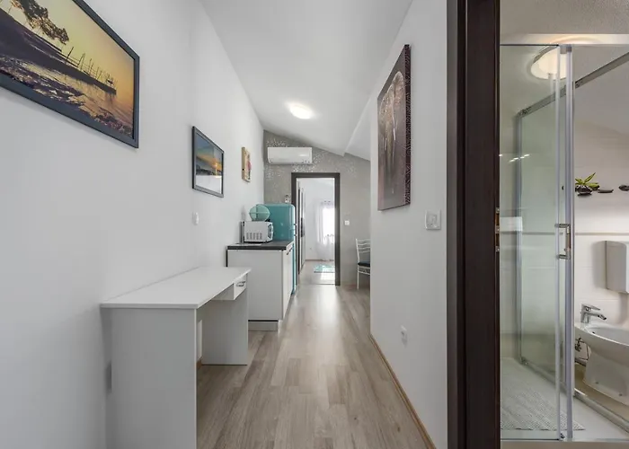 Pharos House With Hotel *