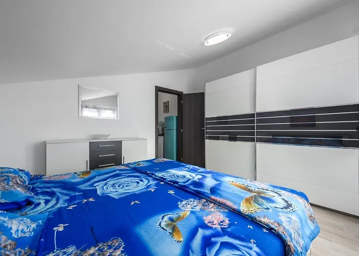 Pharos House With Umag